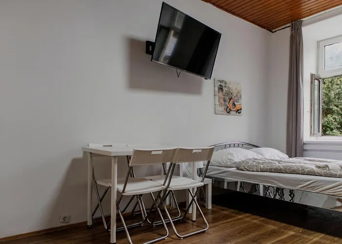 Bright 1br Steps From The Danube