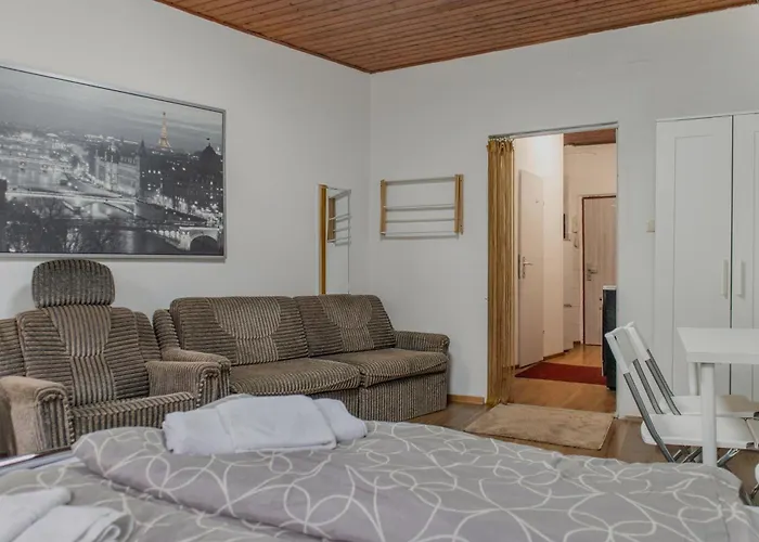 Bright 1br Steps From The Danube